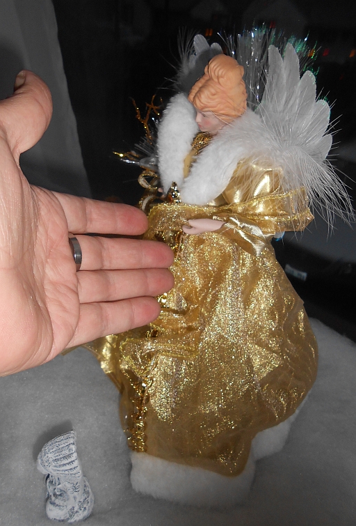  Size of product w/hand to show scale